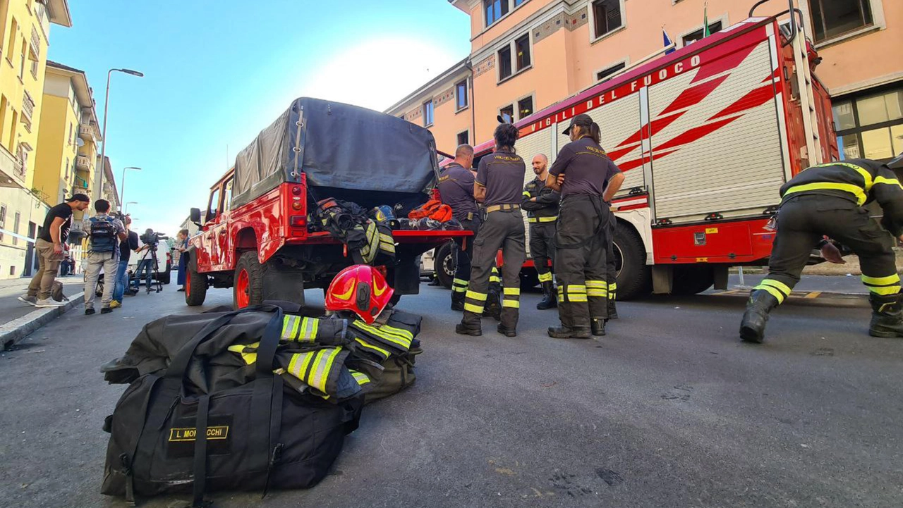 L'intervento dei vigili del fuoco alla residenza per anziani Casa dei coniugi di Milano dove un incendio ha causato la morte di sei persone L'intervento dei vigili del fuoco alla residenza per anziani Casa dei coniugi di Milano dove un incendio ha causato la morte di sei persone