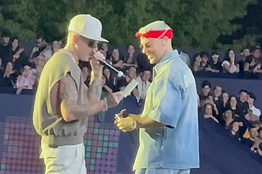 Lazza si fa firmare il cd di 'Keta Music' da Emis Killa