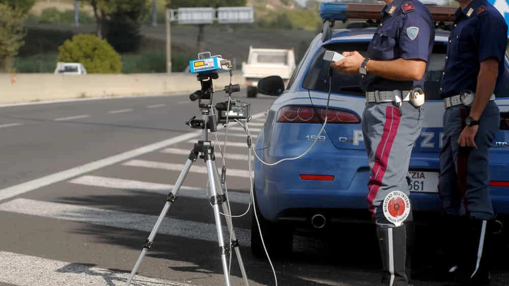 Un controllo con autovelox della Polizia stradale Un controllo con autovelox della Polizia stradale
