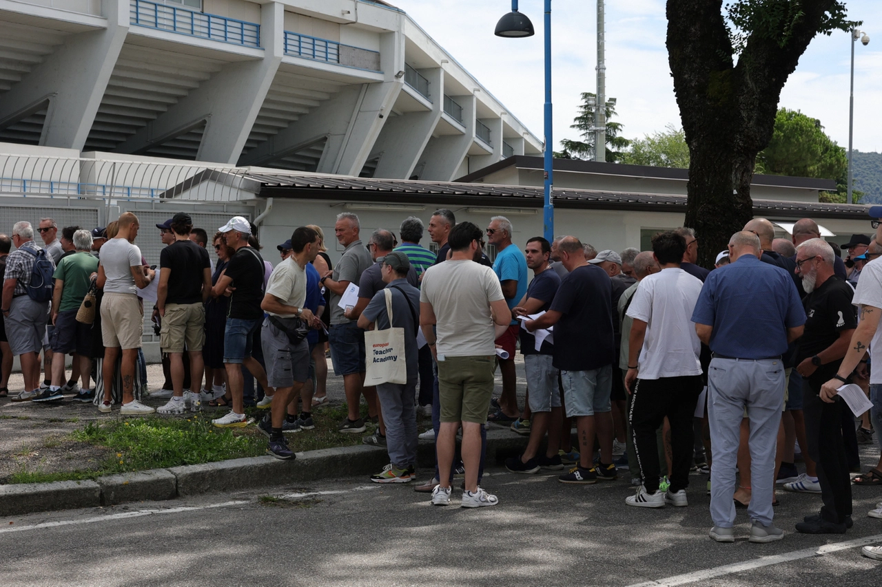 Tifosi in coda allo stadio per fare l'abbonamento