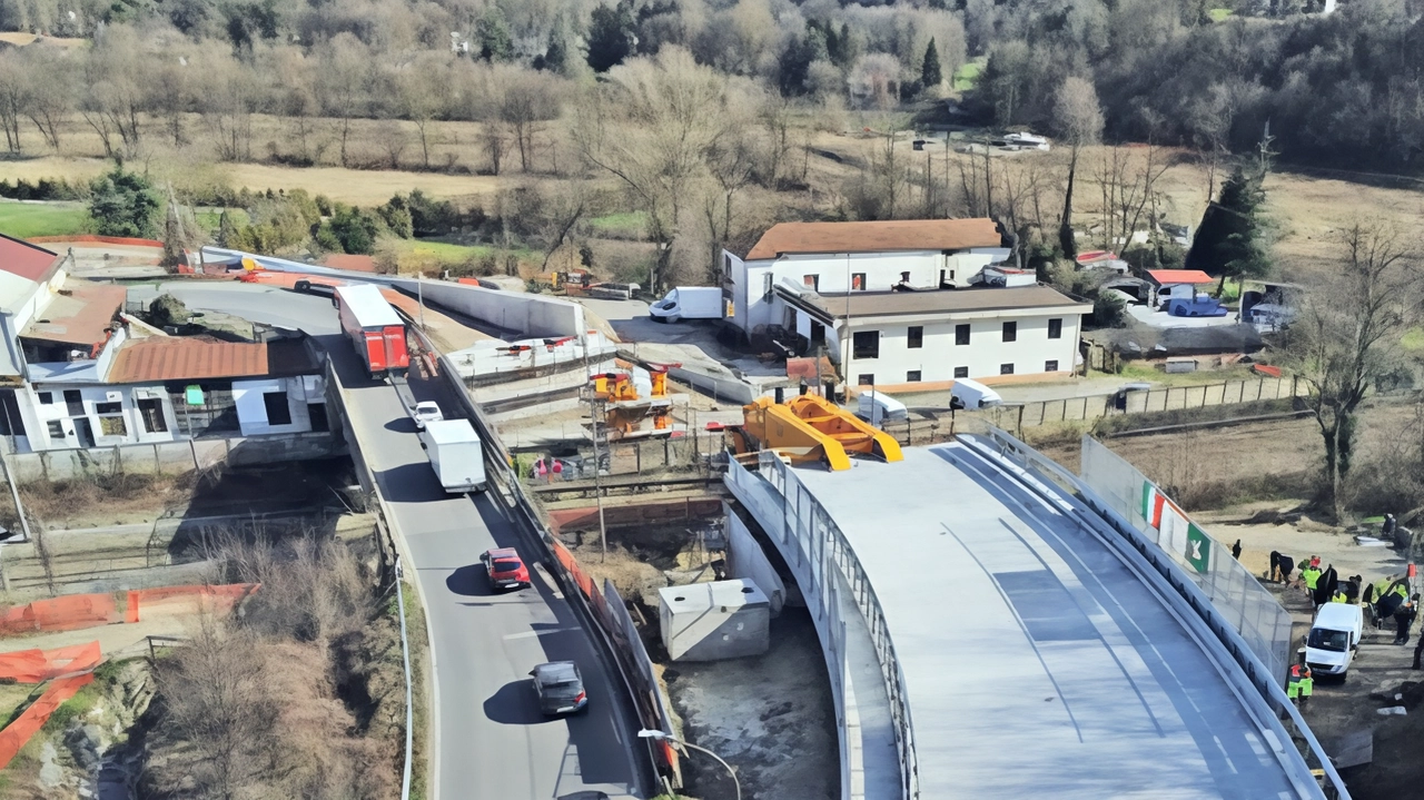 Il nuovo ponte pesante 1.200 tonnellate è stato realizzato accanto alla linea ferroviaria che unisce l’Italia con la Svizzera Il nuovo ponte pesante 1.200 tonnellate è stato realizzato accanto alla linea ferroviaria che unisce l’Italia con la Svizzera