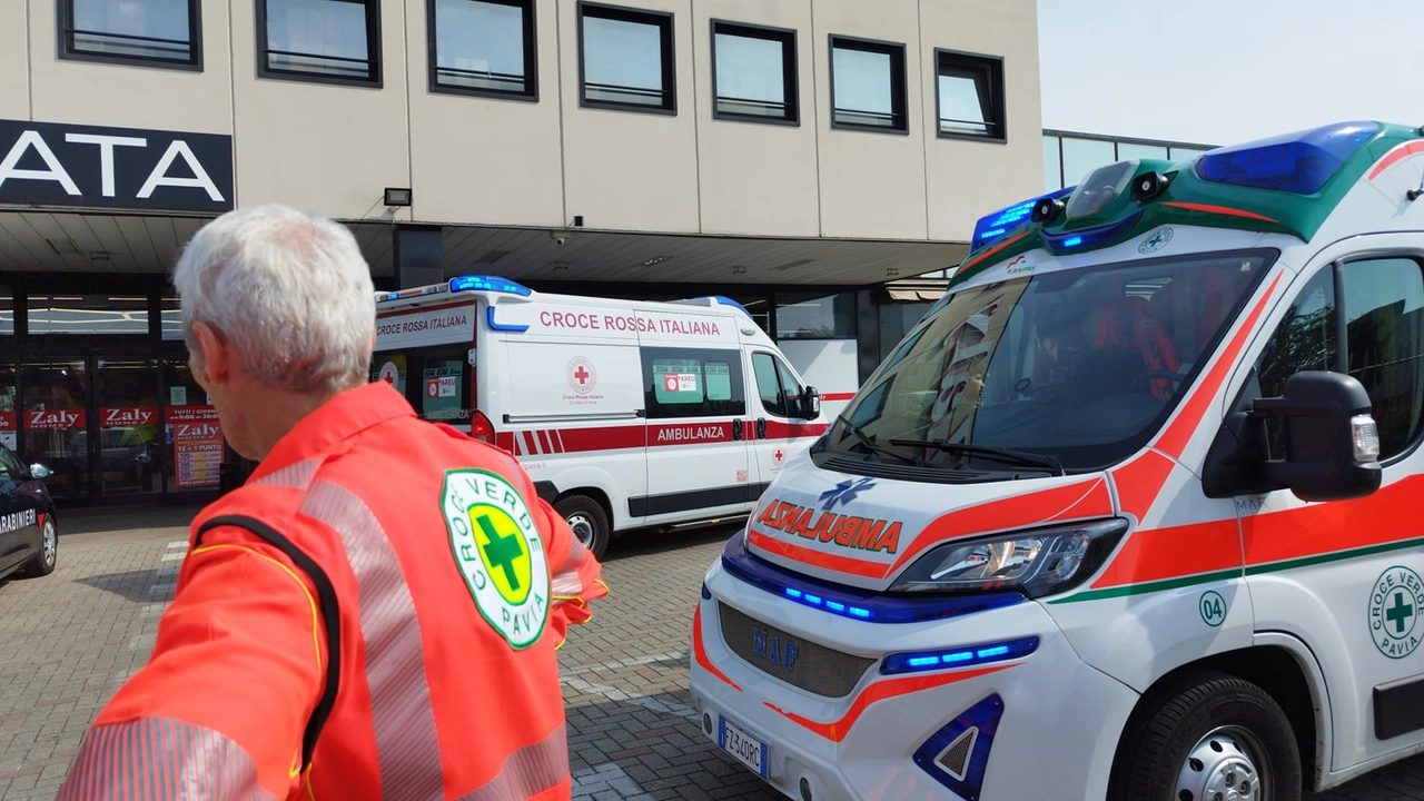I soccorsi fuori dal negozio preso di mira dai ladri (foto Torres) I soccorsi fuori dal negozio preso di mira dai ladri (foto Torres)