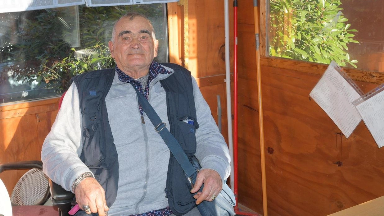 Andrea, 70 anni, presta servizio come custode: quando è uscito dal carcere non aveva più punti riferimento. Oggi apre, riscalda i locali e prepara le colazioni perché gli ospiti possano trovare il primo pasto caldo della giornata Andrea, 70 anni, presta servizio come custode: quando è uscito dal carcere non aveva più punti riferimento. Oggi apre, riscalda i locali e prepara le colazioni perché gli ospiti possano trovare il primo pasto caldo della giornata