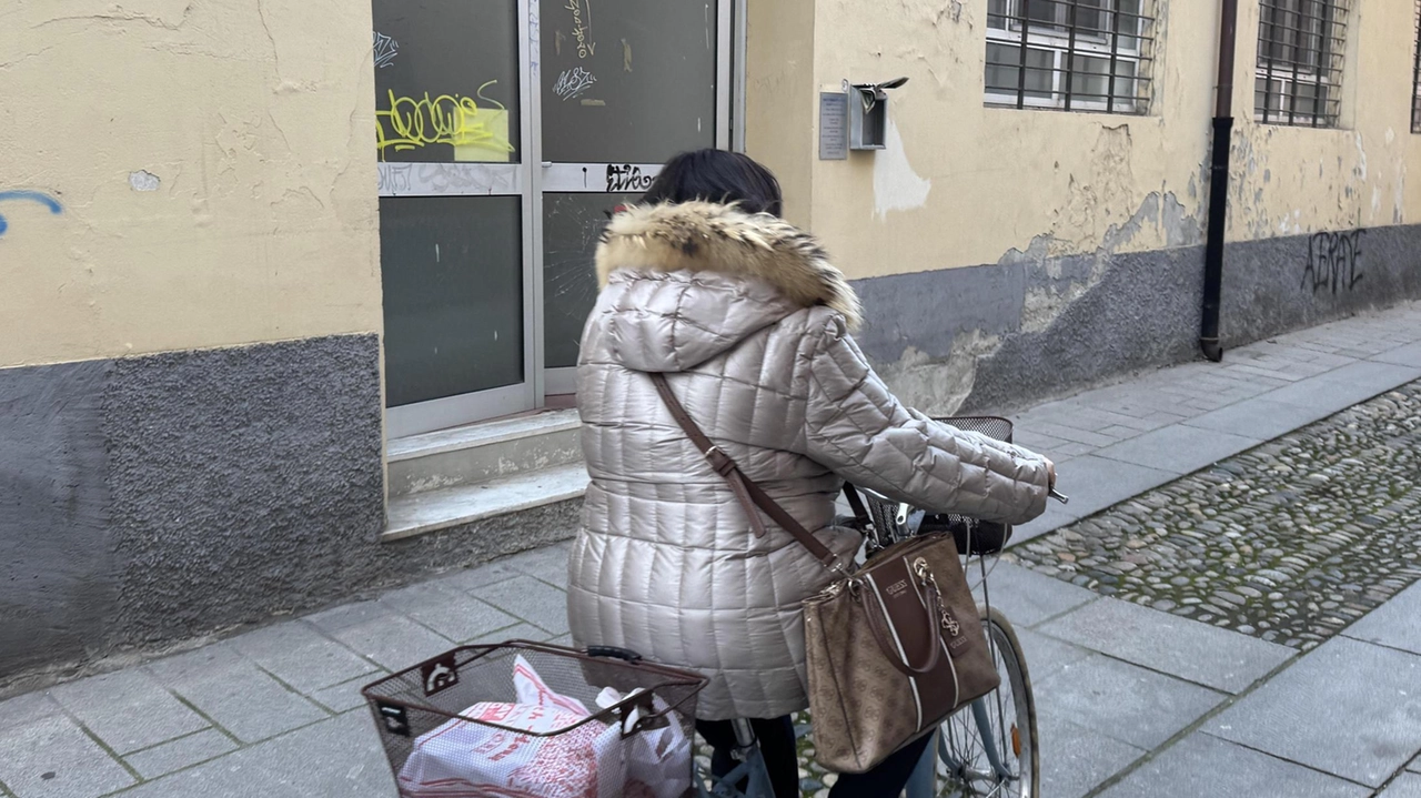 La porta a vetri aperta e i cocci sugli scalini dell’edificio dove campeggia una targa: scuola per studenti lavoratori.... La porta a vetri aperta e i cocci sugli scalini dell’edificio dove campeggia una targa: scuola per studenti lavoratori....