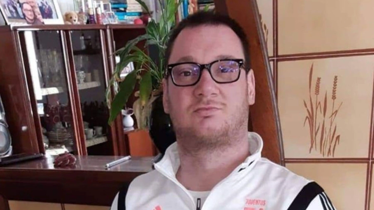 Davide Rusconi abita a Casargo Il 3 luglio 2006 è precipitato all’interno di un cantiere dopo faceva l’apprendista Non aveva elemetto né imbraco e non aveva mai ricevuto un addestramento Davide Rusconi abita a Casargo Il 3 luglio 2006 è precipitato all’interno di un cantiere dopo faceva l’apprendista Non aveva elemetto né imbraco e non aveva mai ricevuto un addestramento