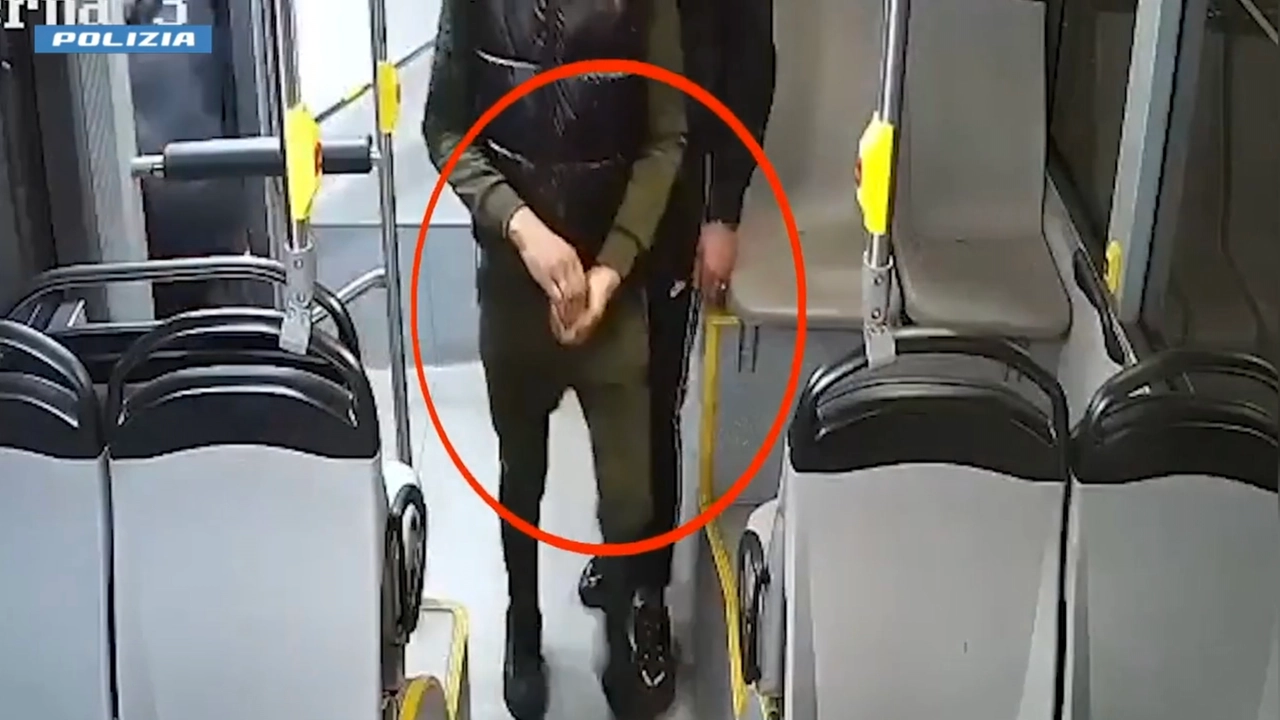 I rapinatori ripresi dalle telecamere dell'autobus I rapinatori ripresi dalle telecamere dell'autobus