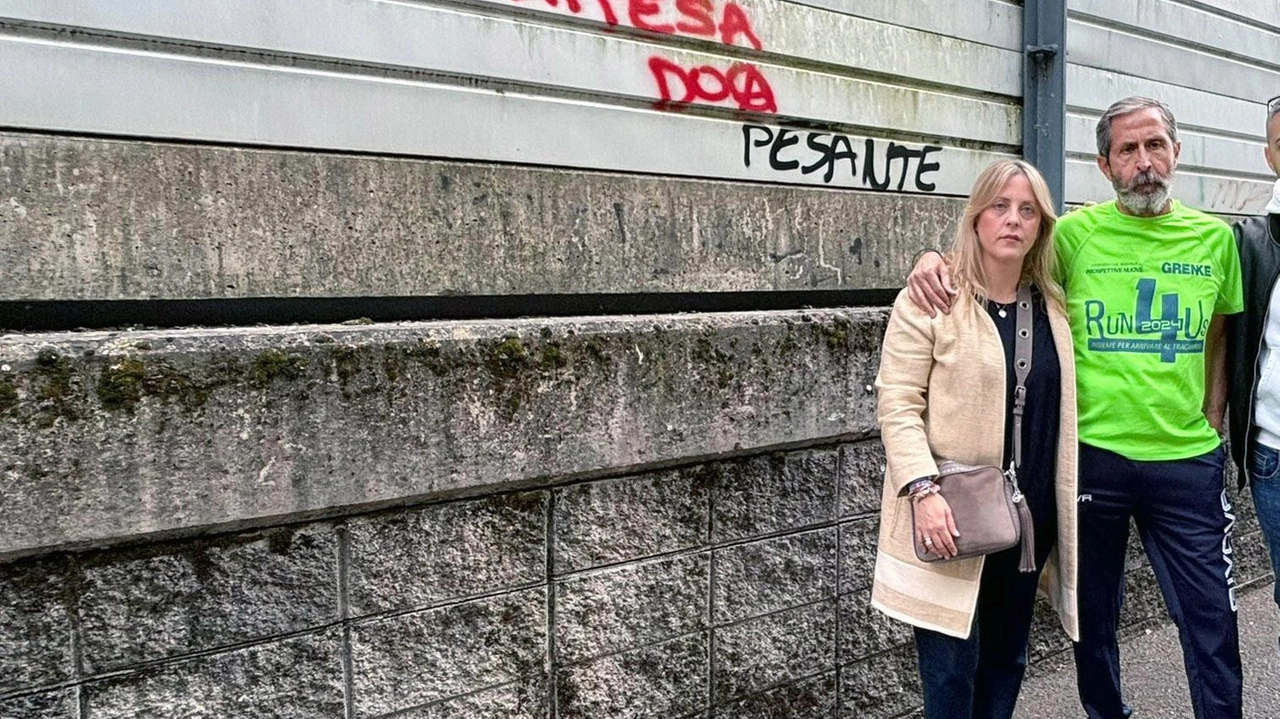 "Giorgia appesa". È questa la scritta apparsa sul muro di recinzione della ferrovia corsichese, nei pressi della stazione. L’episodio ha... "Giorgia appesa". È questa la scritta apparsa sul muro di recinzione della ferrovia corsichese, nei pressi della stazione. L’episodio ha...