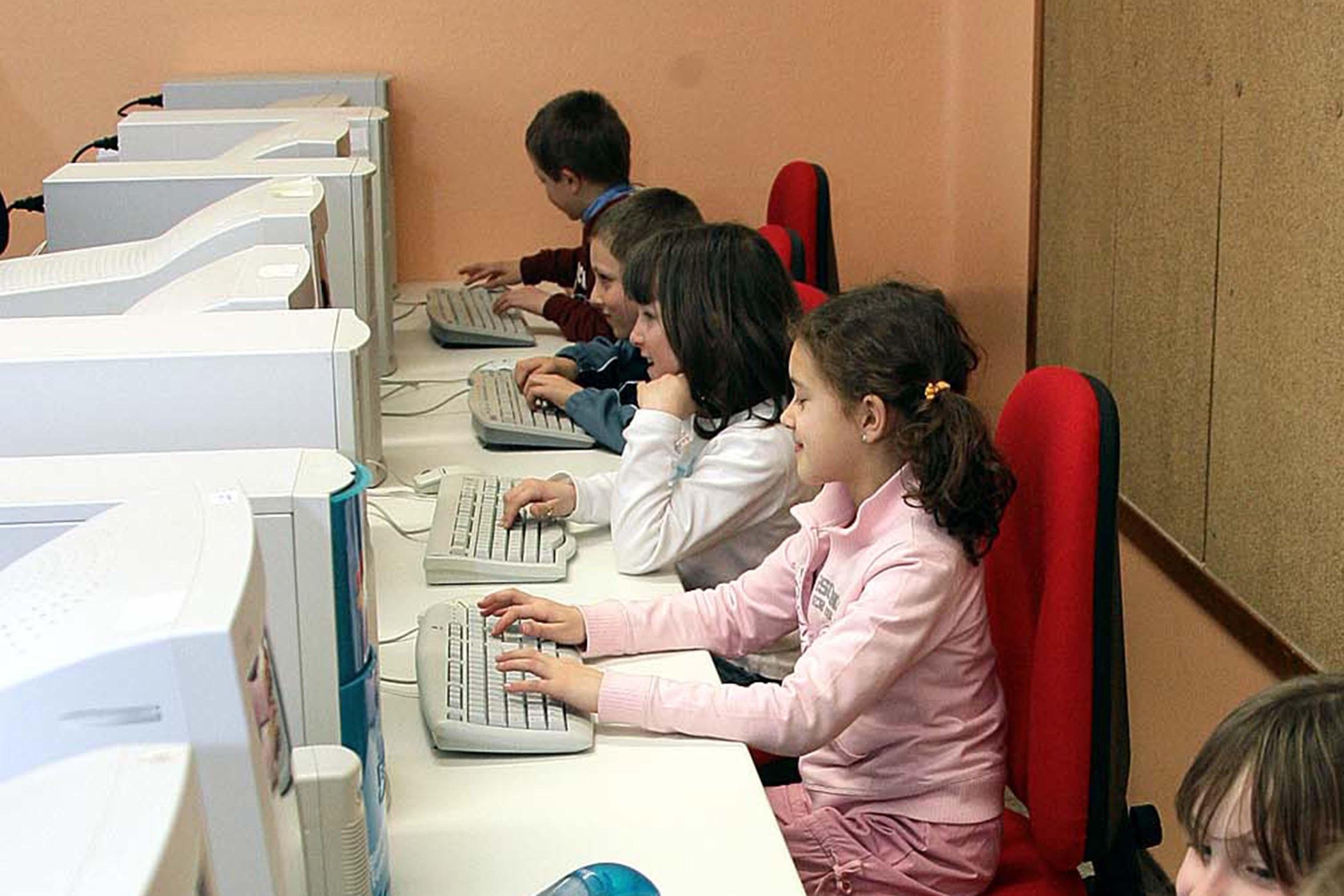 Gesti positivi, buoni spesa scolastici a 208 famiglie Gesti positivi, buoni spesa scolastici a 208 famiglie