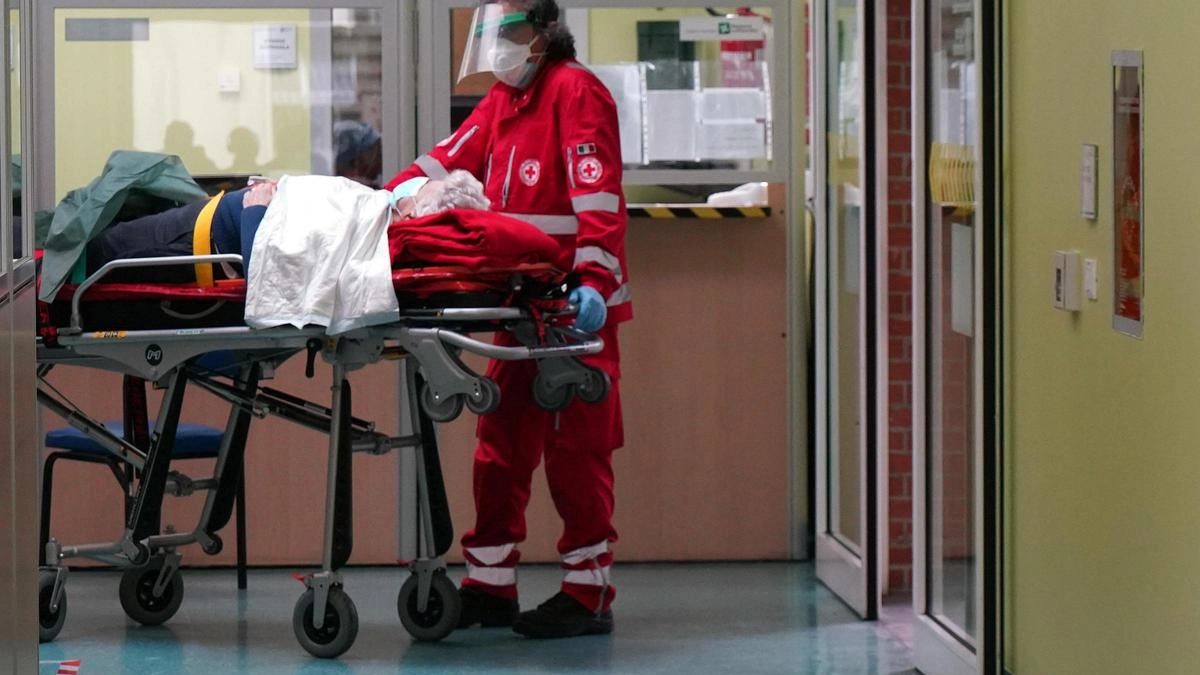 In Pronto soccorso a Codogno l’uomo ha rotto uno specchio un tavolo e rovesciato un materasso In Pronto soccorso a Codogno l’uomo ha rotto uno specchio un tavolo e rovesciato un materasso
