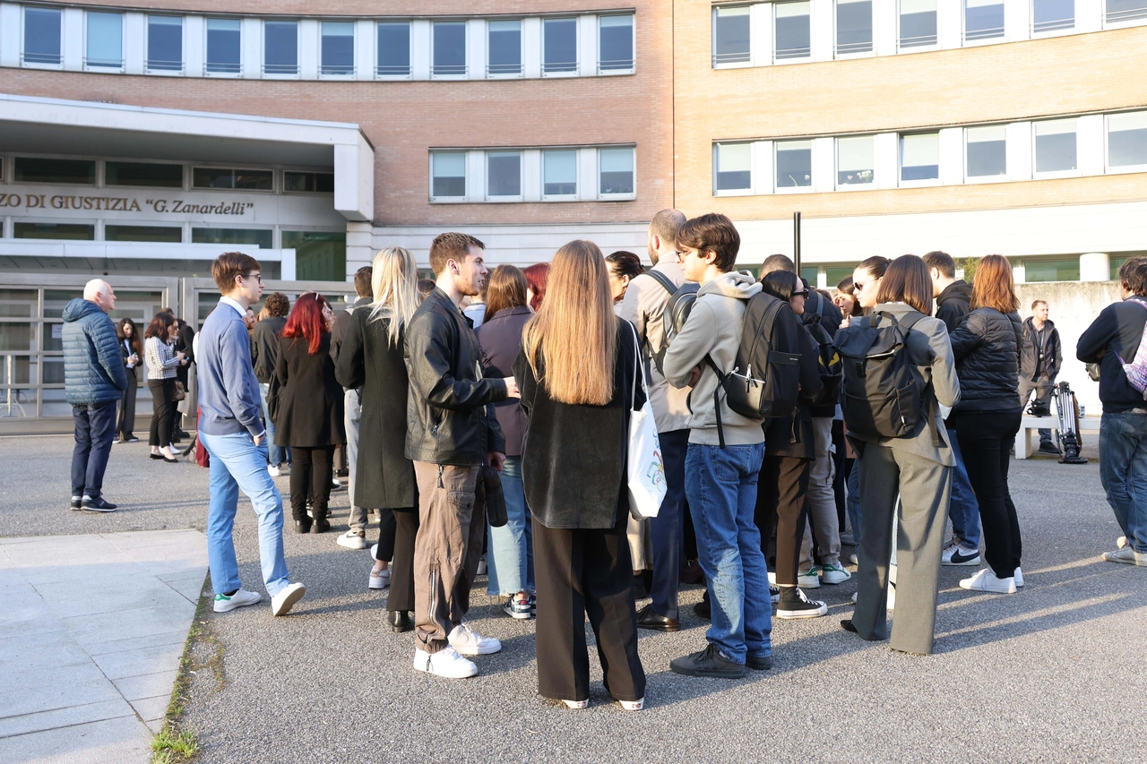 Folla di curiosi davanti al tribunale di Brescia per assistere all'udienza