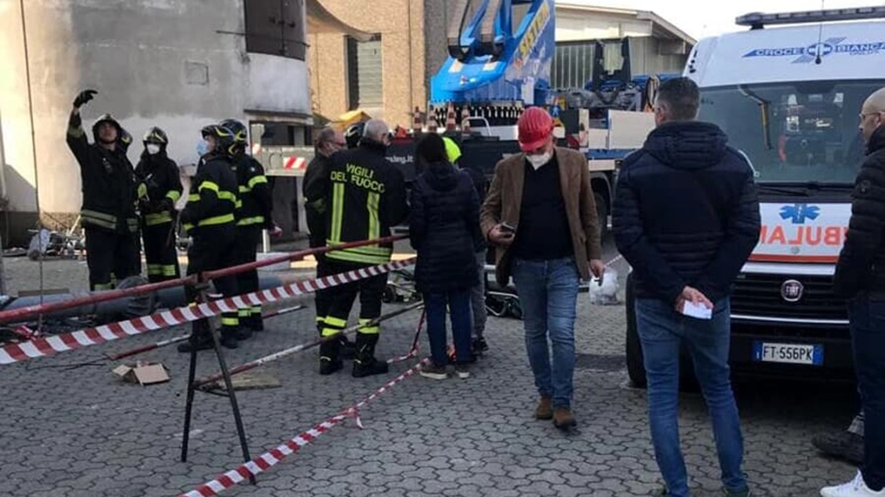 I rilievi nella zona dove si verificò l'incidente mortale costato la vita all'operaio di origini brasiliane (Archivio) I rilievi nella zona dove si verificò l'incidente mortale costato la vita all'operaio di origini brasiliane (Archivio)