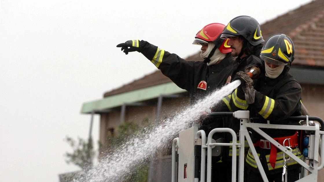 Vigili del fuoco in azione per spegnere l’incendio in un palazzo di via Battisti Vigili del fuoco in azione per spegnere l’incendio in un palazzo di via Battisti