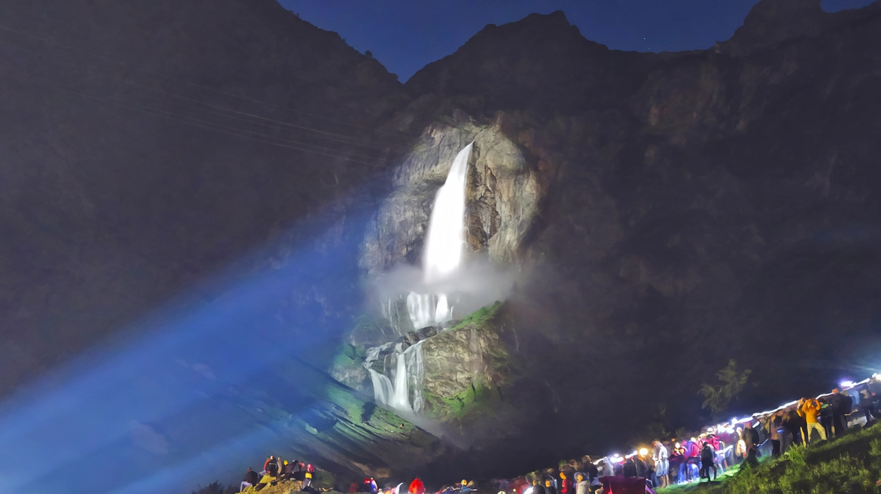L’illuminazione delle cascate con i fari L’illuminazione delle cascate con i fari