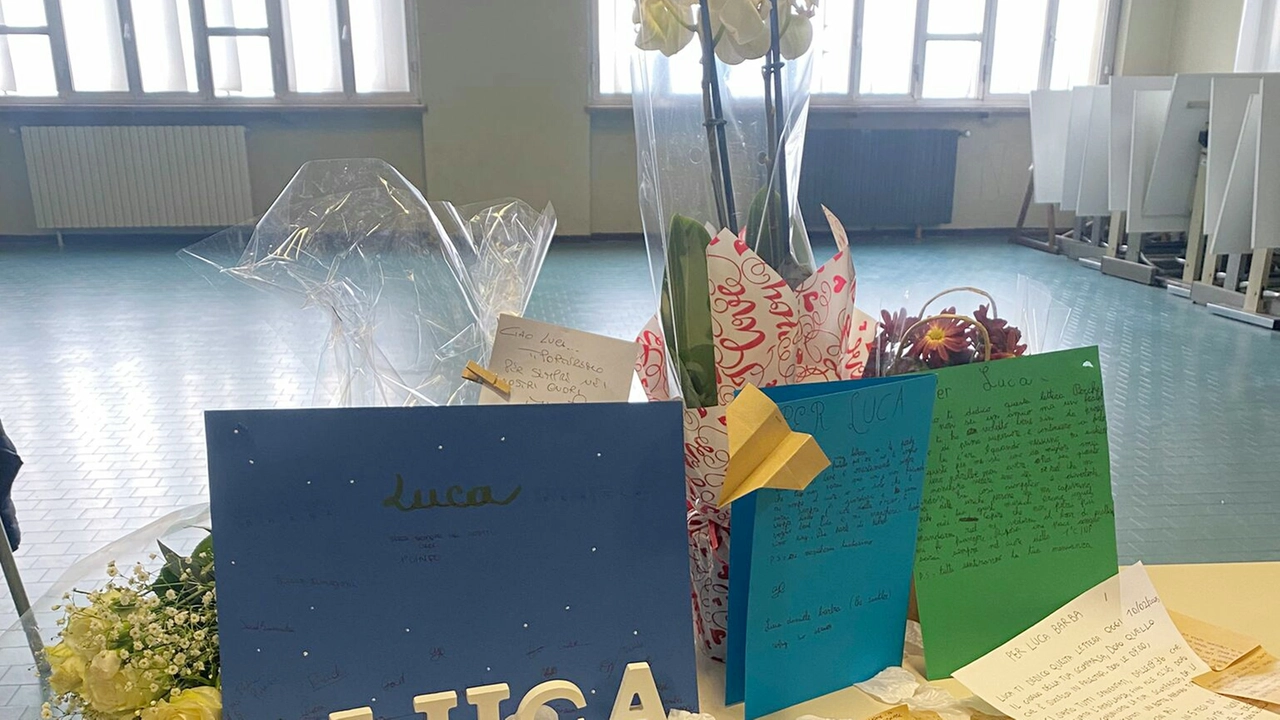 Il banco con i messaggi lasciati dai compagni di Luca Barba all’istituto Torriani Il banco con i messaggi lasciati dai compagni di Luca Barba all’istituto Torriani