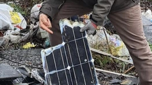 Parco Agricolo Sud: decine di pannelli solari abbandonati sulla strada che collega Rozzano ad Assago Parco Agricolo Sud: decine di pannelli solari abbandonati sulla strada che collega Rozzano ad Assago