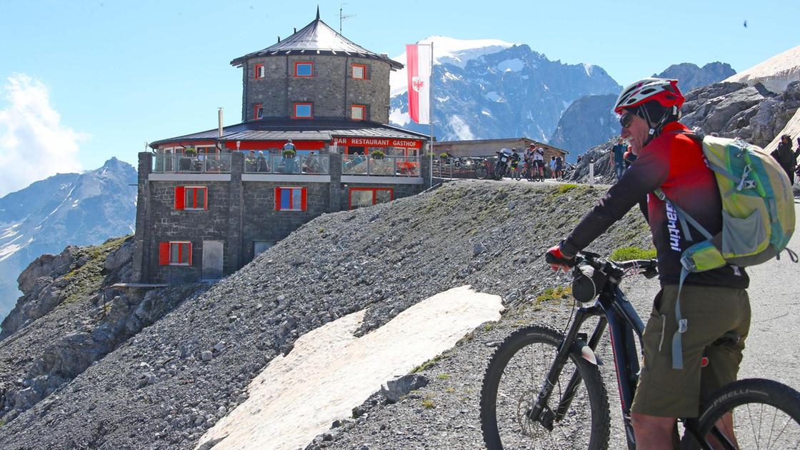 Stelvio Epic Rides. Un premio ai ciclisti per la sfida sui passi Stelvio Epic Rides. Un premio ai ciclisti per la sfida sui passi