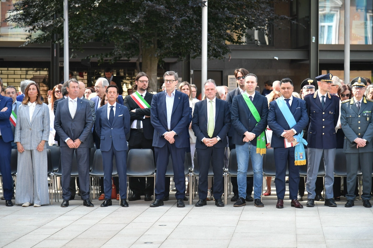 Sindaci, ministri e vertici del mondo legnanese del Palio alle cerimonie del mattino in piazza San Magno