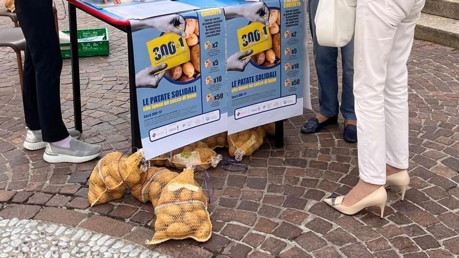 Un banchetto dove sarà possibile acquistare un sacco di patate I fondi raccolti andranno a progetti sociali Un banchetto dove sarà possibile acquistare un sacco di patate I fondi raccolti andranno a progetti sociali