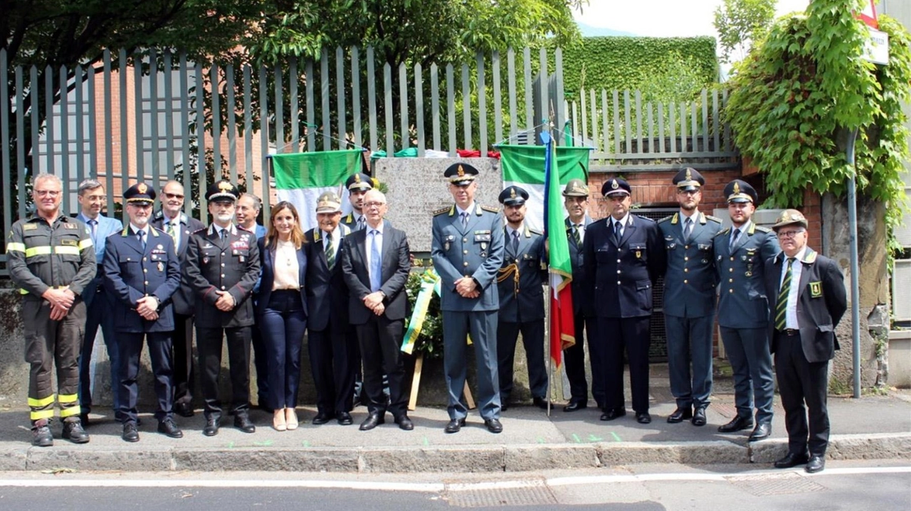 La commemorazione in Corso Promessi Sposi per ricordare il maresciallo capo della Guardia di finanza