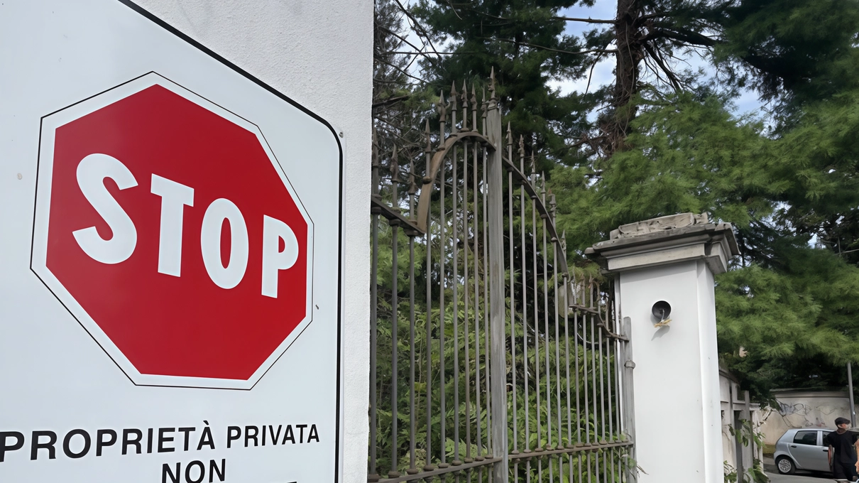 L'Asst Brianza attiva un piano di sicurezza per proteggere il vecchio ospedale di Vimercate da balordi e vandali, con cartelli di divieto di accesso. La vendita e riqualificazione dell'area sono cruciali per risolvere il problema. L'Asst Brianza attiva un piano di sicurezza per proteggere il vecchio ospedale di Vimercate da balordi e vandali, con cartelli di divieto di accesso. La vendita e riqualificazione dell'area sono cruciali per risolvere il problema.