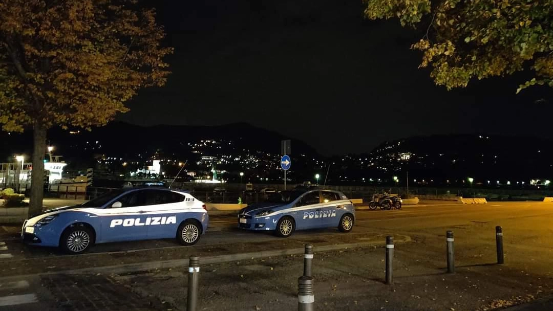 Pattuglia della polizia in viale Geno, a Como