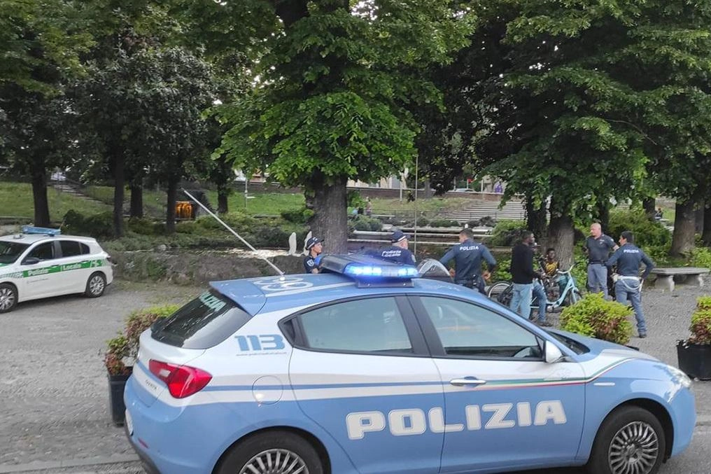 Le Volanti della Questura durante un'operazione di controllo nel piazzale della stazione di Monza