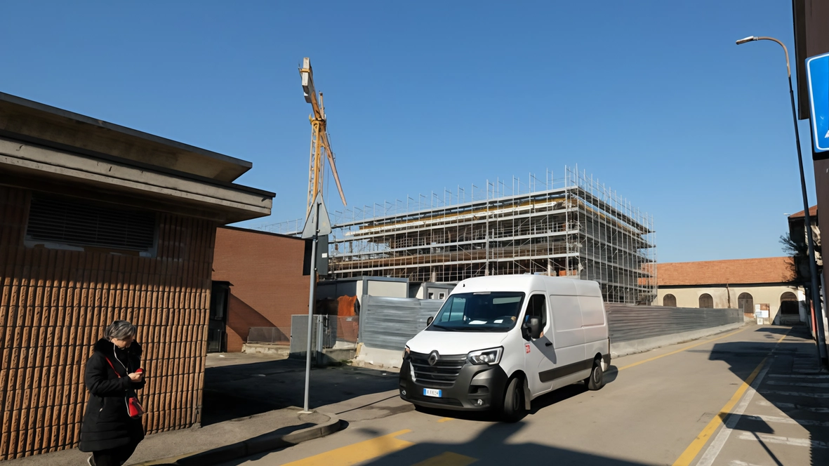 Il cantiere aperto in via Cantù