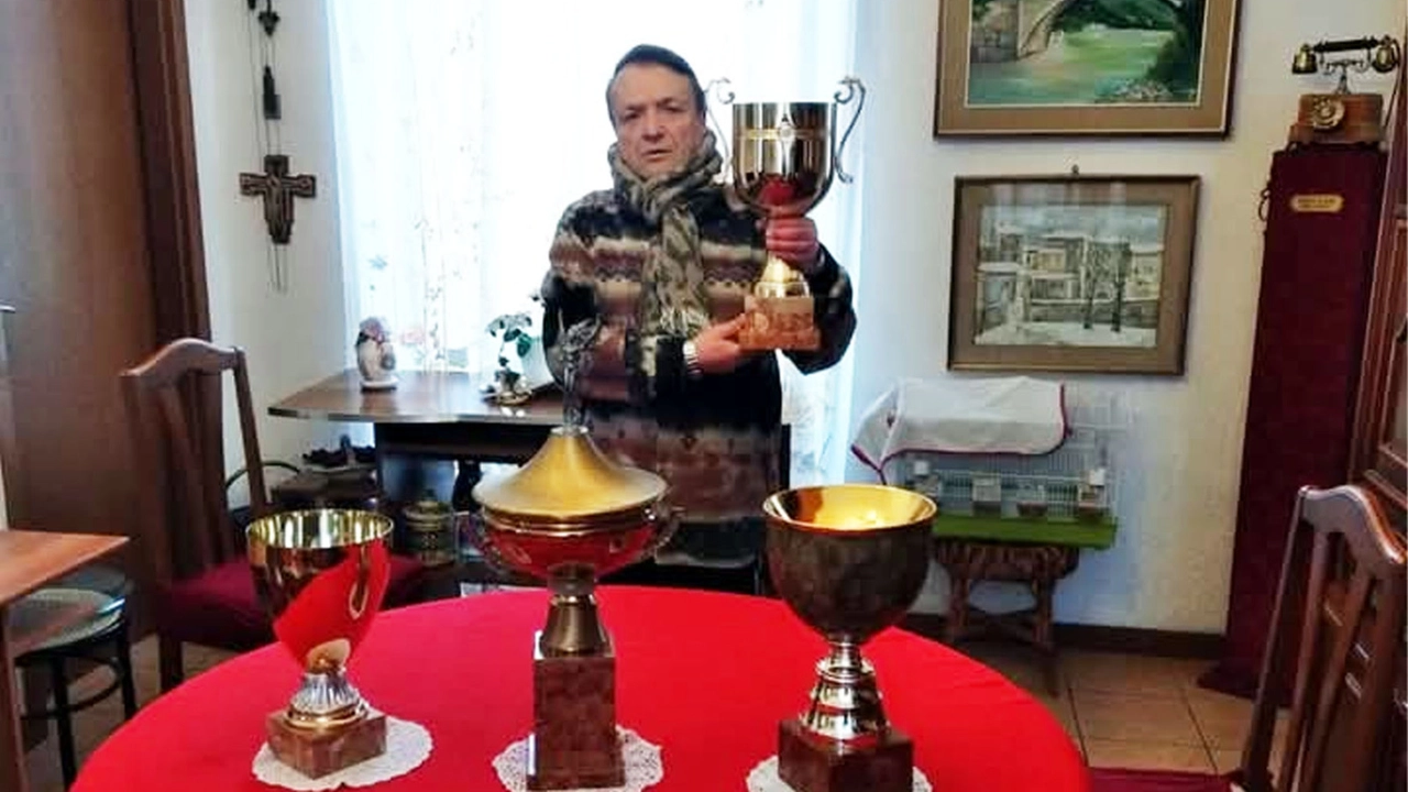 Alessio Fumagalli ha 66 anni Da sette è anche campione intercontinentale. Al momento conta 2 milioni e 280mila cartoline di tutti i tipi. Ne attende tante altre da Australia, Cina e Giappone Alessio Fumagalli ha 66 anni Da sette è anche campione intercontinentale. Al momento conta 2 milioni e 280mila cartoline di tutti i tipi. Ne attende tante altre da Australia, Cina e Giappone