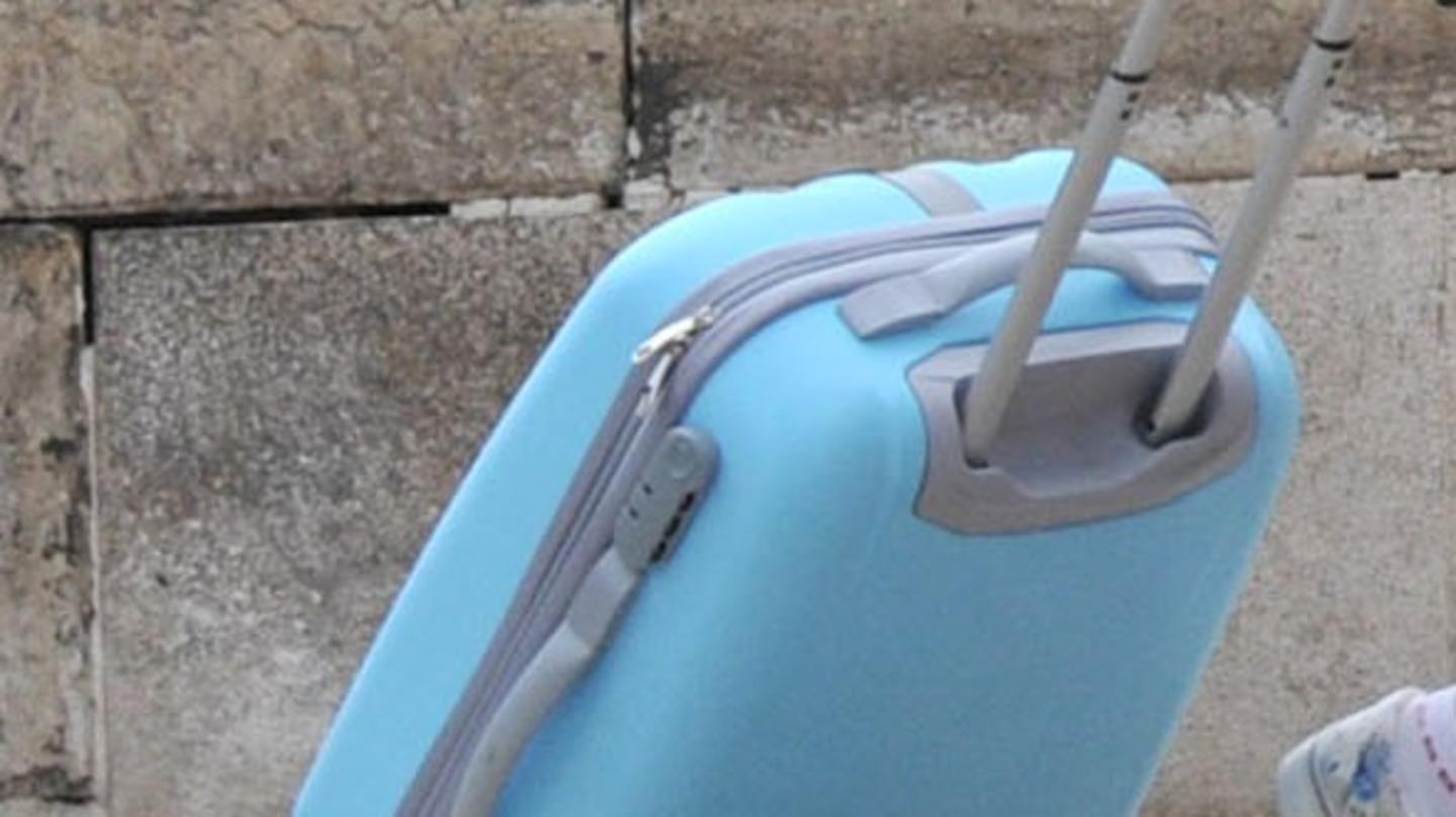 Vedono un uomo allontanarsi di fretta dal parcheggio carico di trolley e zaini: “Quelli sono i nostri bagagli”. Arrestato 37enne