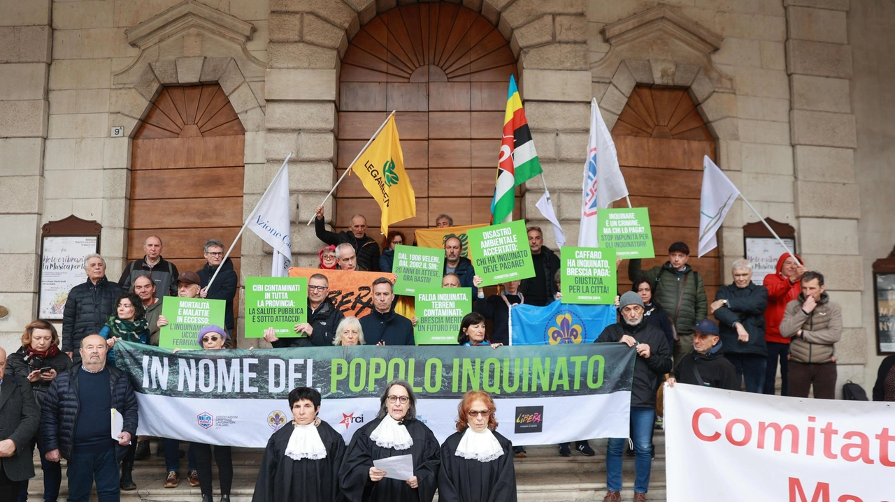 Il flashmob-appello di Acli, Agesci, Arci, Azione cattolica, Legambiente e Libera sul risanamento del sito inquinato Caffaro, bloccato da oltre vent’anni.