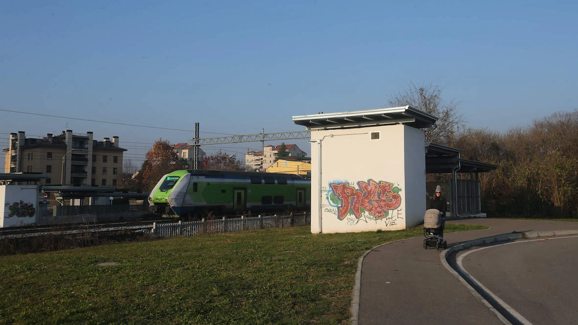 Del progetto è stato realizzato soltanto un sottopasso ciclopedonale tra via de Marchi e via Einstein con una scalinata e un ascensore. Ora occorre attrezzare la banchina Del progetto è stato realizzato soltanto un sottopasso ciclopedonale tra via de Marchi e via Einstein con una scalinata e un ascensore. Ora occorre attrezzare la banchina