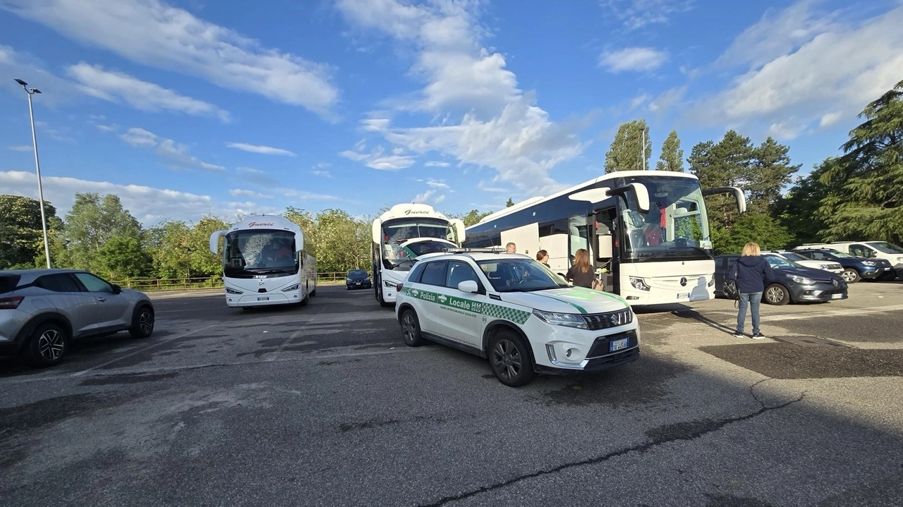 Pullman sotto la lente d’ingrandimento prima delle gite e uscite didattiche degli alunni. Nei giorni scorsi la Polizia Locale, proprio... Pullman sotto la lente d’ingrandimento prima delle gite e uscite didattiche degli alunni. Nei giorni scorsi la Polizia Locale, proprio...