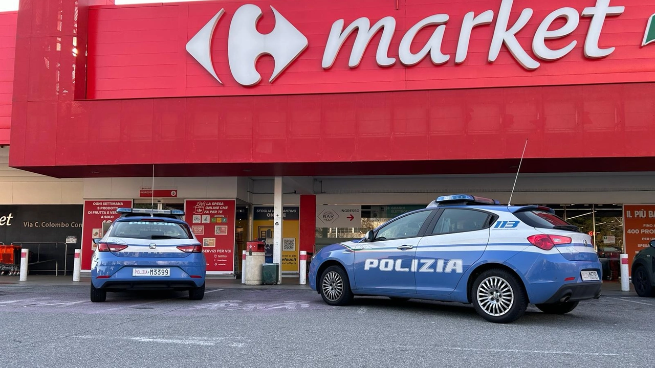 Le Volanti davanti al supermercato Le Volanti davanti al supermercato