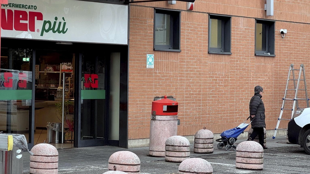 Il supermercato di via Montebello dove la banda di malviventi è entrata in azione nella notte tra domenica e lunedì calandosi dal tetto Il supermercato di via Montebello dove la banda di malviventi è entrata in azione nella notte tra domenica e lunedì calandosi dal tetto