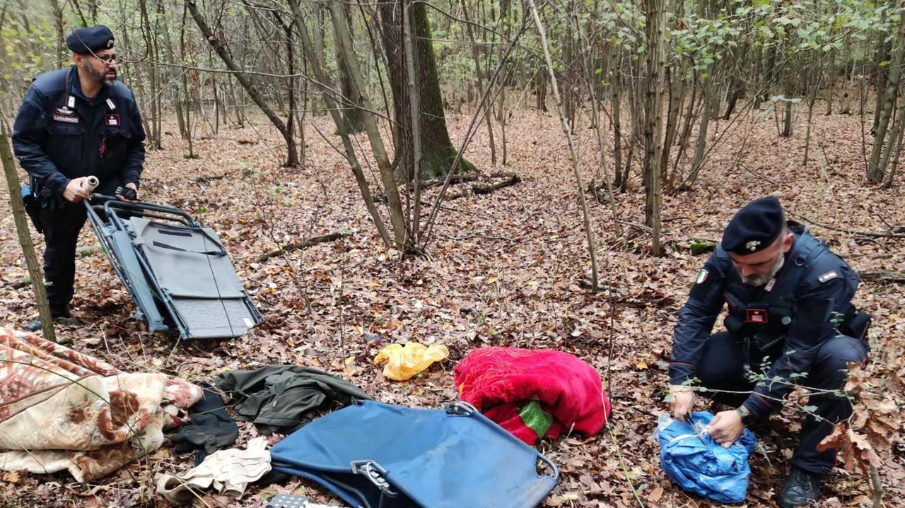 Il covo dei due marocchini nel bosco vicino alla strada. Vendevano droga di vario tipo. dividendosi i compiti. Il covo dei due marocchini nel bosco vicino alla strada. Vendevano droga di vario tipo. dividendosi i compiti.