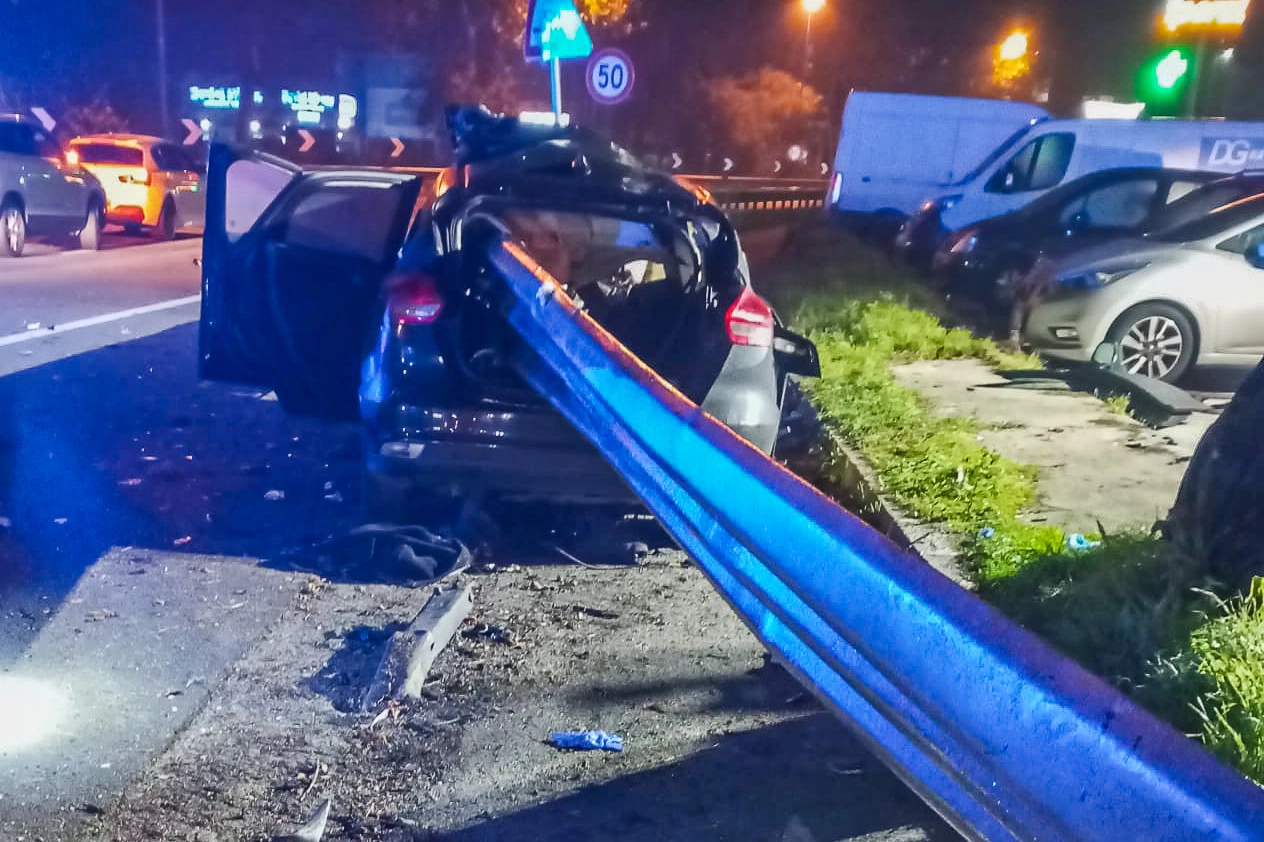 Incidente mortale in viale Fulvio Testi a Cinisello Balsamo: l'auto distrutta dalla barriera metallica