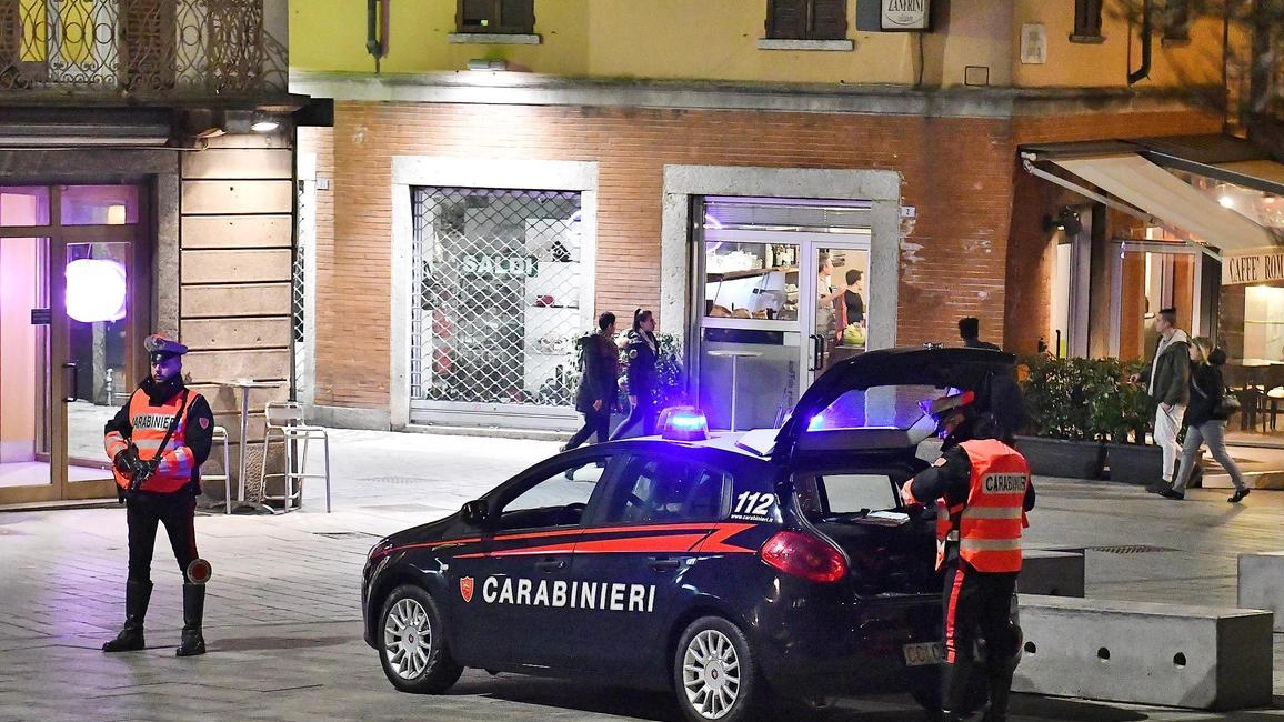 "Dammi i soldi, sono disperato". Così un rapinatore che ha agito da solo, armato di coltello e con il... "Dammi i soldi, sono disperato". Così un rapinatore che ha agito da solo, armato di coltello e con il...