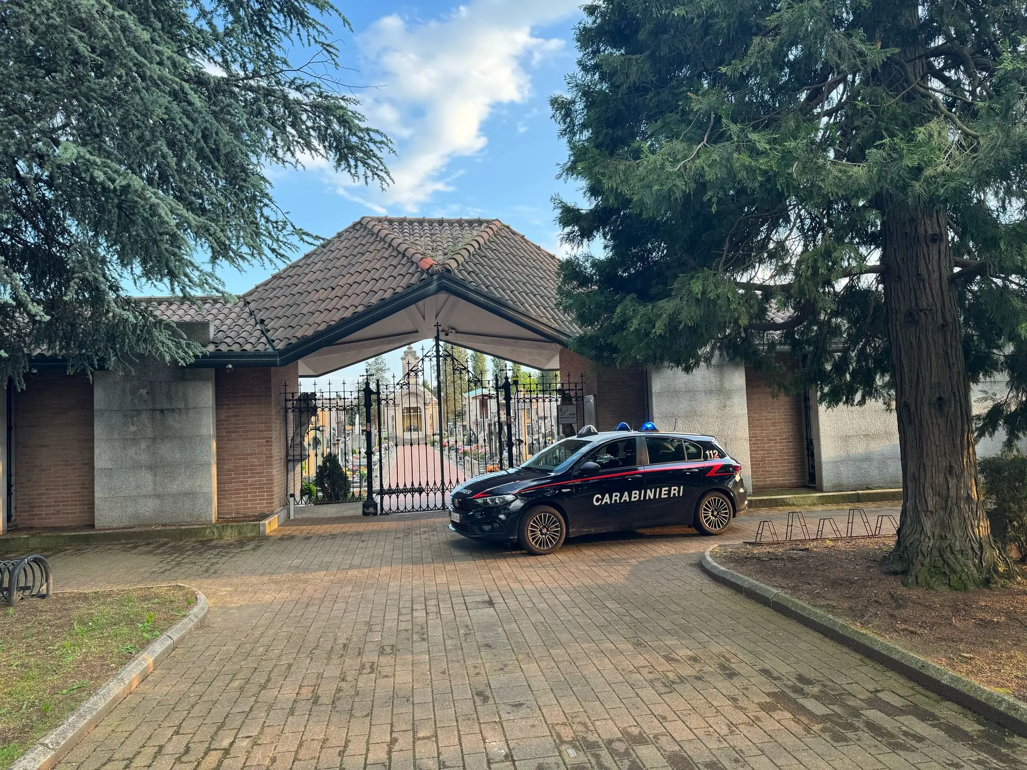 Buscate, furto di rame al cimitero: i due ladri arrestati in flagranza