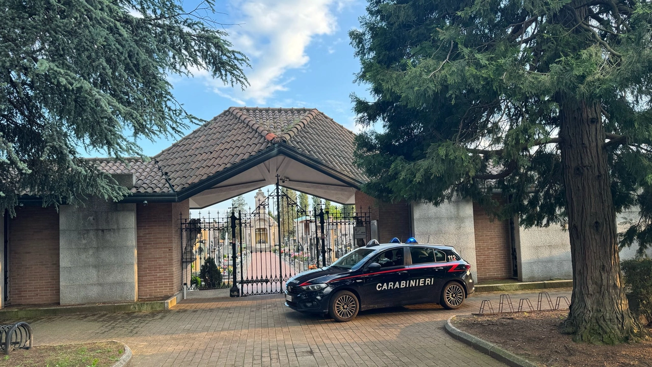 I carabinieri hanno colto sul fatto i ladri al cimitero di Buscate