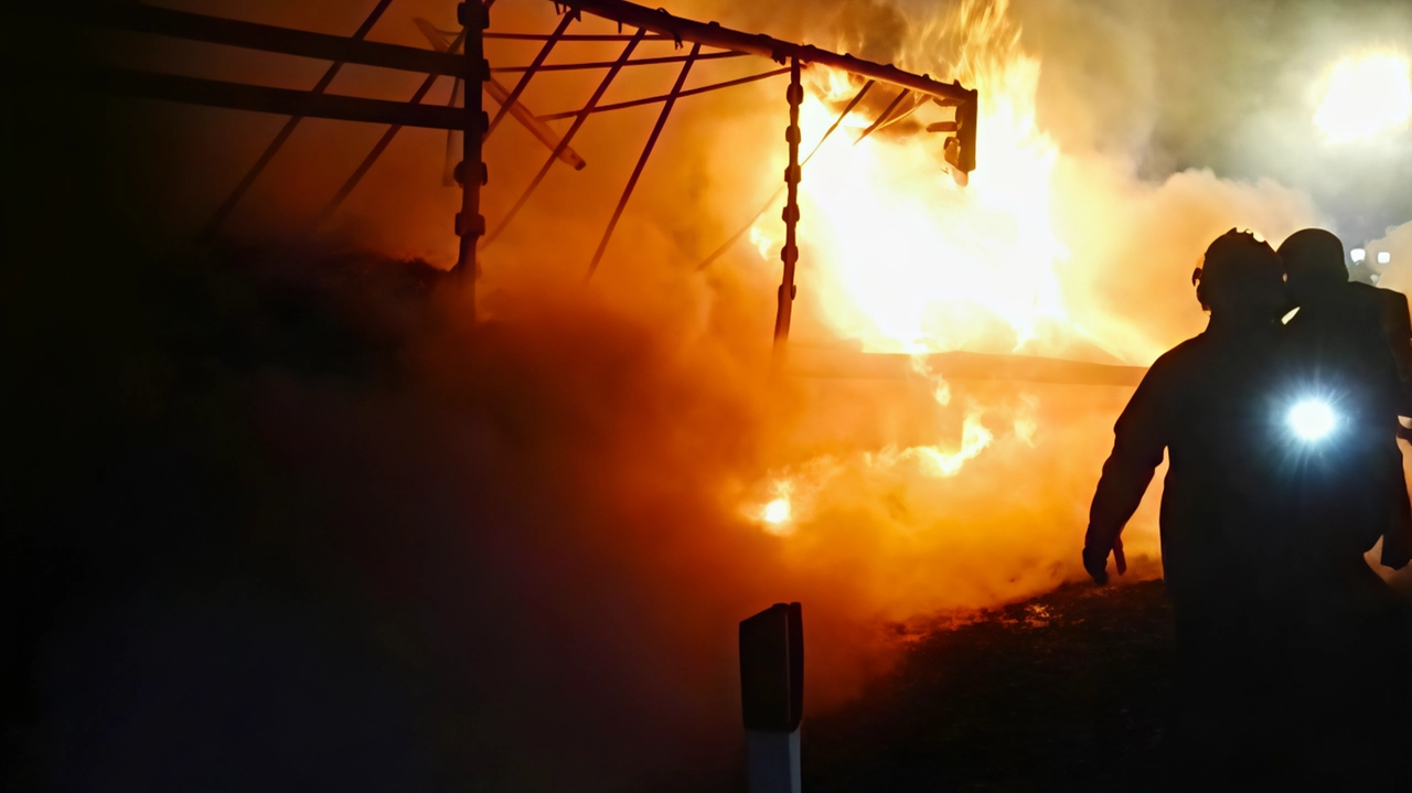 Nelle immediate vicinanze del salone andanto distrutto dalle fiamme è stata trovata una tanica sospetta Nelle immediate vicinanze del salone andanto distrutto dalle fiamme è stata trovata una tanica sospetta