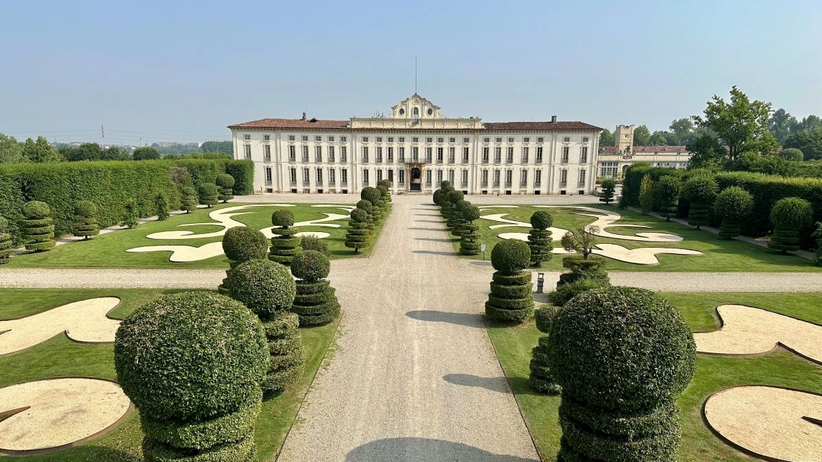 La facciata sud di Villa Arconati e il suo imponente giardino