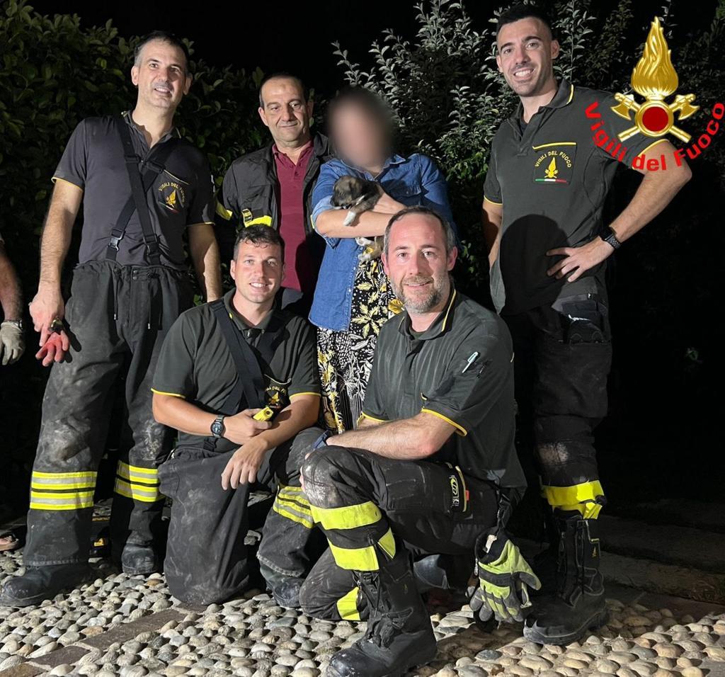 Cane salvato a Salò: era rimasto intrappolato nel canale di aerazione del camino