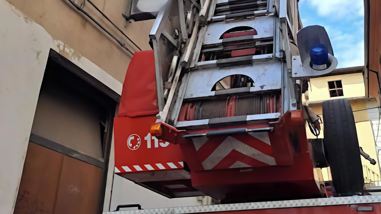 I pompieri sono riusciti a raggiungere l’abitazione passando da un balcone e hanno aperto ai soccorritori