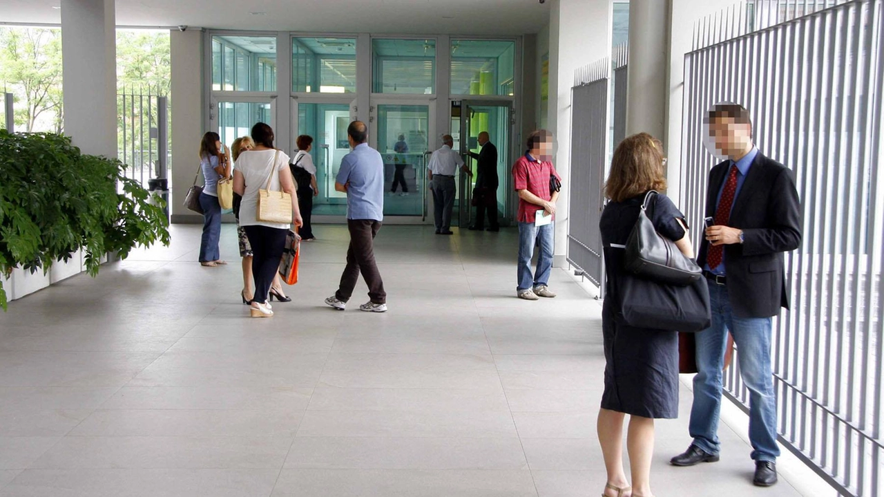Condannata a 5 anni e al pagamento di una provvisionale di 100mila euro la veggente Lia Vivenzio, 50 anni, conosciuta... Condannata a 5 anni e al pagamento di una provvisionale di 100mila euro la veggente Lia Vivenzio, 50 anni, conosciuta...