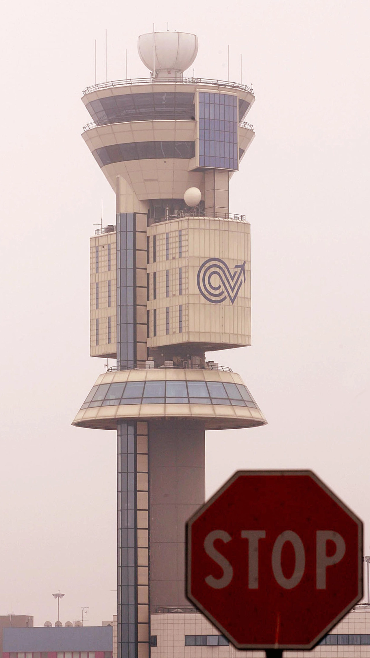 La torre di controllo dell'aereoporto di Malpensa dove è rimasto bloccato il traffico aereo a causa di problemi al sistema radar