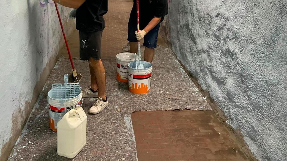 Volontari anti incivili ripuliscono il tunnel Volontari anti incivili ripuliscono il tunnel