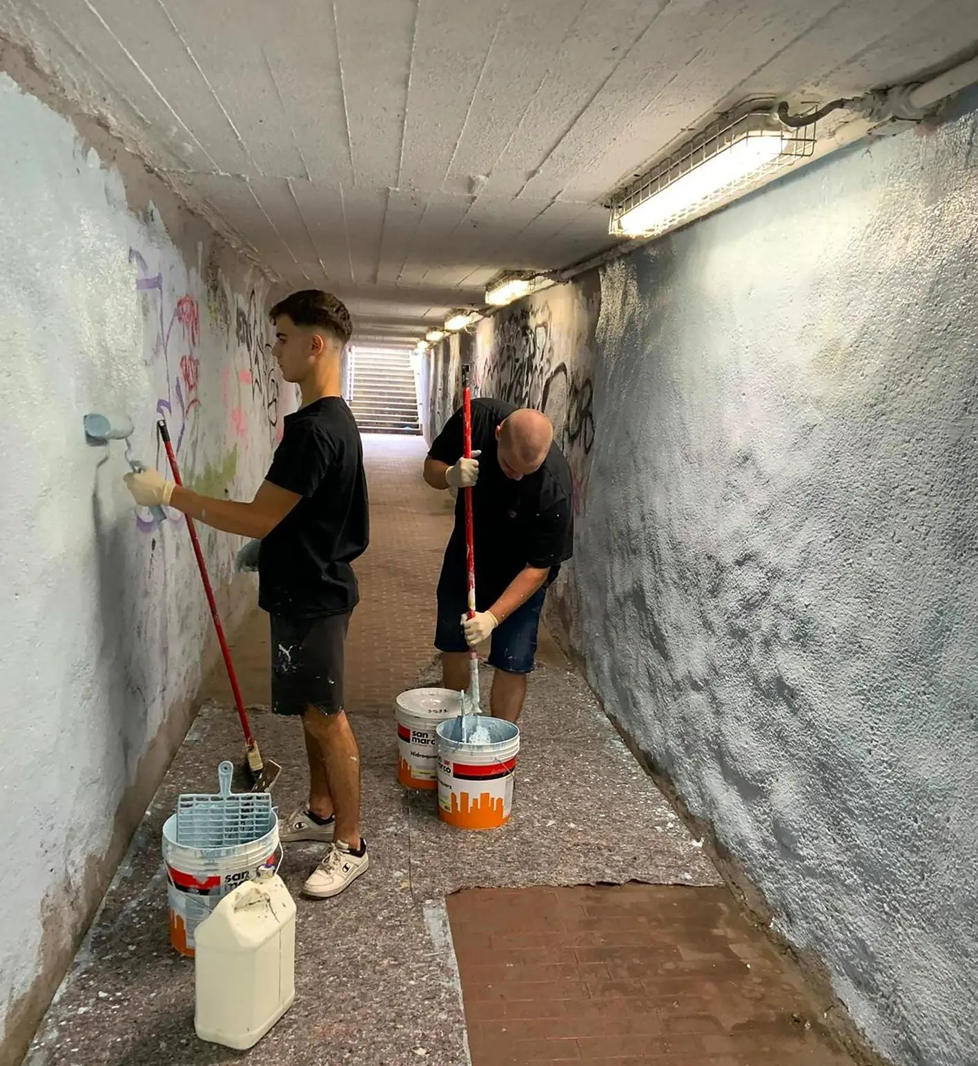 Volontari anti incivili ripuliscono il tunnel