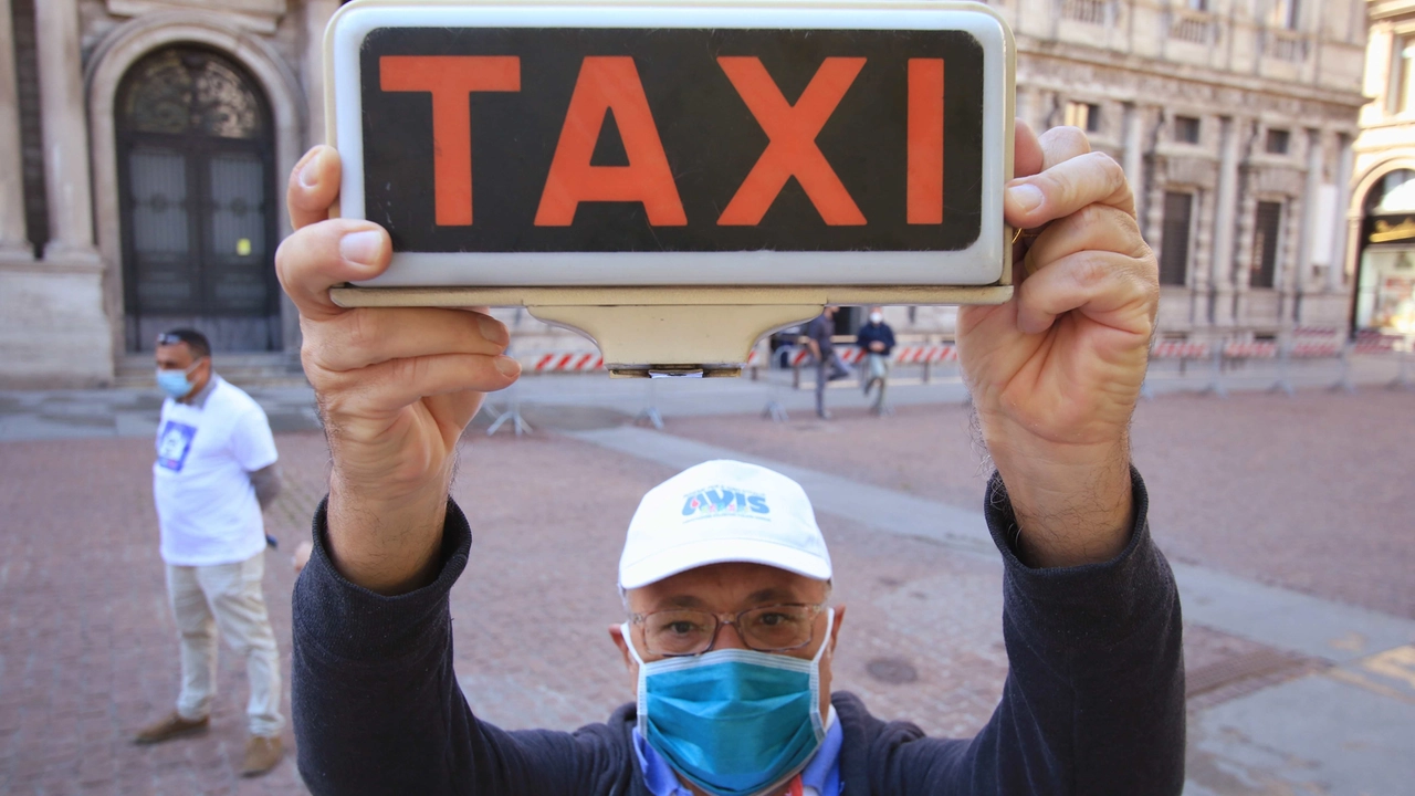Una recente protesta dei tassisti in piazza della Scala davanti a Palazzo Marino Una recente protesta dei tassisti in piazza della Scala davanti a Palazzo Marino
