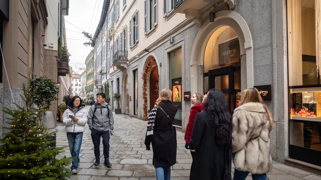Una panoramica di via della Spiga con gli addobbi natalizi Una panoramica di via della Spiga con gli addobbi natalizi