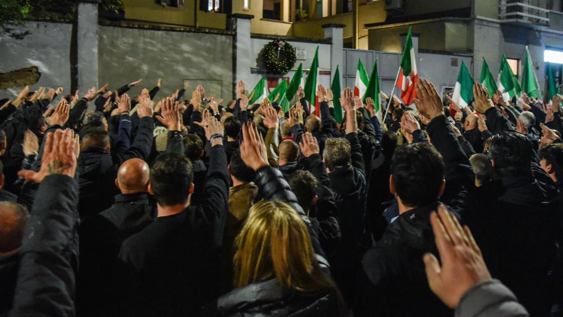 sergio ramelli 50 anni dopo il videomessaggio di giorgia meloni e il raduno con saluto fascista spunta anche una runa nazista